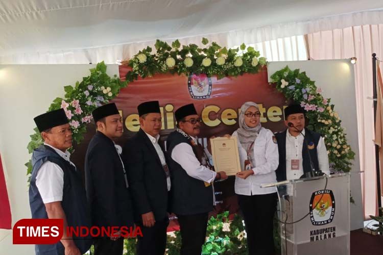 Ketua KPU Kabupaten Malang Anis Suhartini ketika menyerahkan dokumen kelengkapan pendaftaran ke NasDem Kabupaten Malang.  (Foto: Binar Gumilang/TIMES Indonesia)