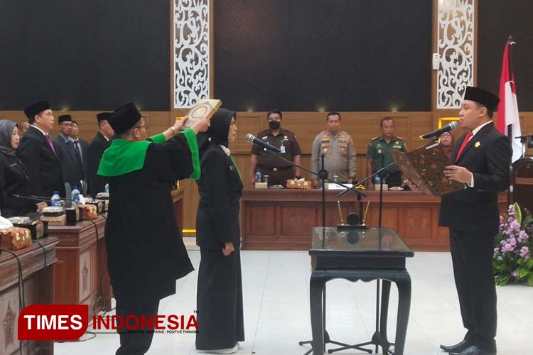 Nur Hudana saat prosesi pengambilan sumpah jabatan dalam PAW di kantor DPRD Kota Probolinggo. (Foto: Sri Hartini/TIMES Indonesia)