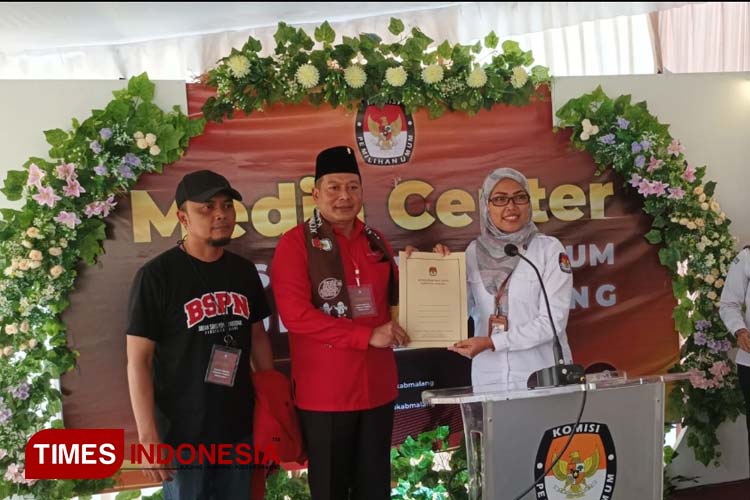 Ketua KPU Kabupaten Malang Anis Suhartini ketika menyerahkan dokumen kelengkapan PDI Perjuangan Kabupaten Malang. (Foto: Binar Gumilang/TIMES Indonesia)