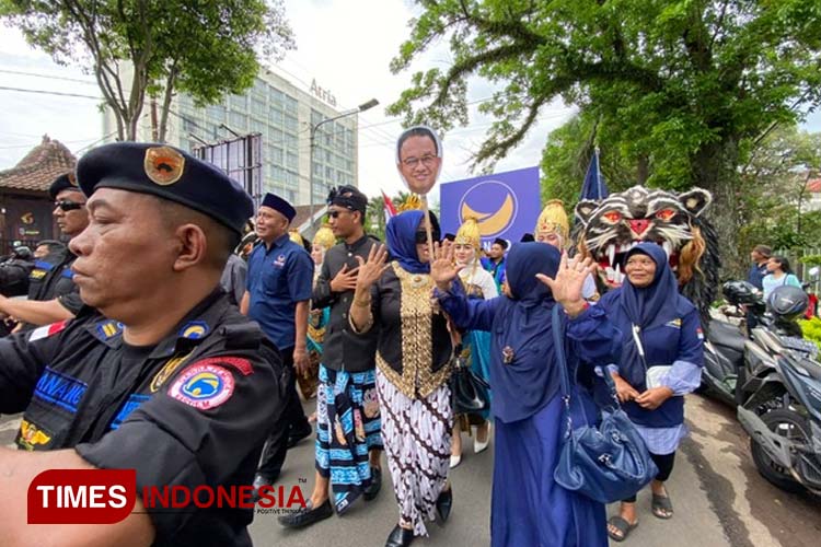 Berkostum Ken Dedes dan Ken Arok, Nasdem Datang ke KPU Kota Malang Daftarkan 45 Bacaleg