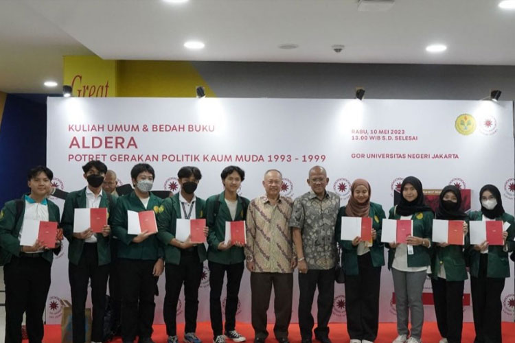 Prof. Komarudin (Rektor UNJ) Bersama Dr. Pius Lustrilanang (Anggota VI BPK RI). (FOTO: AJP TIMES Indonesia)
