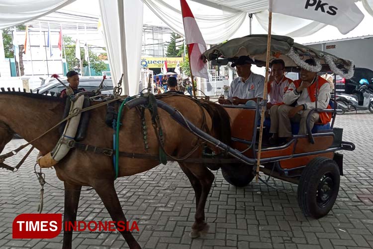 Naik Delman, PKS Sidoarjo Daftarkan Bacaleg ke KPU