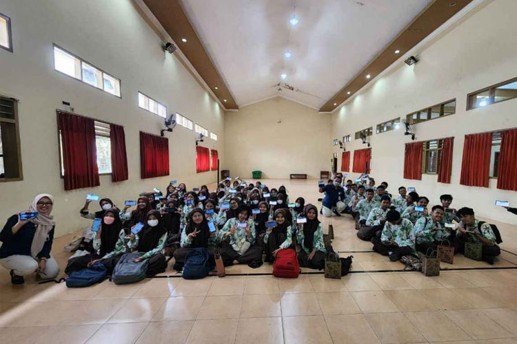 Kegiatan Gerakan Download Mobile JKN kepada seluruh siswa dan guru SMA Negeri 2 Jember oleh BPJS Kesehatan Cabang Jember. (Foto: AJP BPJS Kesehatan) 