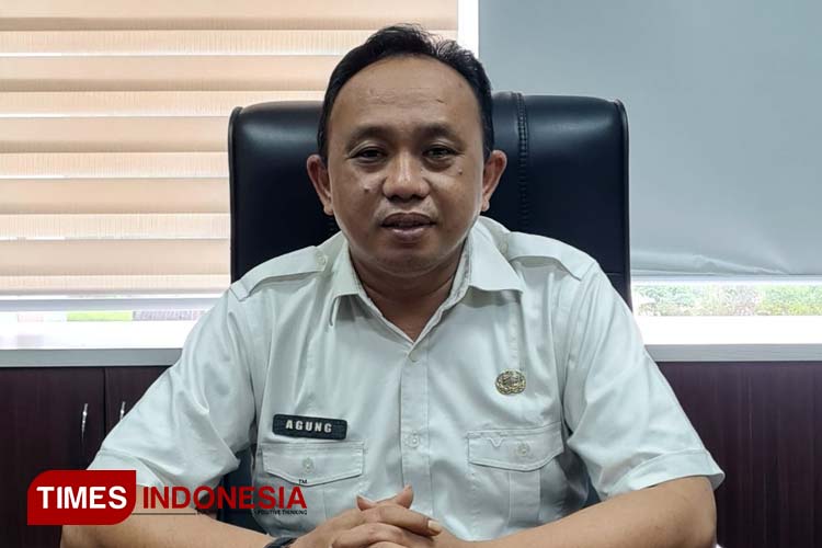 Kepala Dinas PMPTSP Gresik, Agung Endro Utomo saat memberikan keterangan pers ke media (Foto: Akmal/TIMES Indonesia).