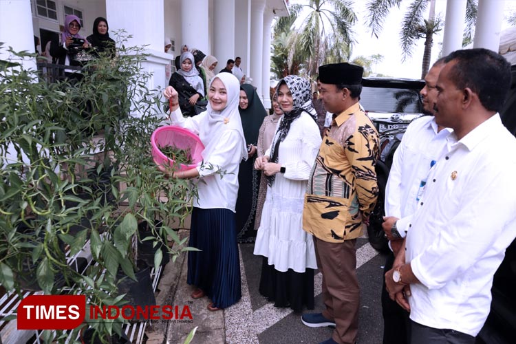 Pj Ketua TP-PKK Aceh Apresiasi Pendopo Bupati Nagan Raya yang Ditanami Sayur