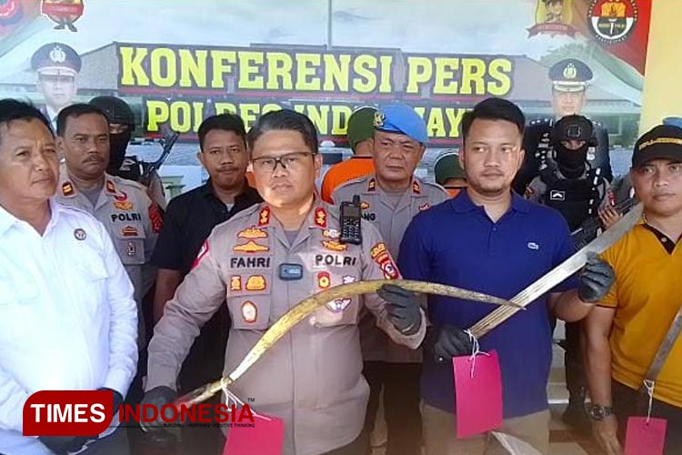 Kapolres Indramayu AKBP Dr M Fahri Siregar saat Konferensi Pers di hadapan media. (Foto: Selamet Hidayat/ TIMES Indonesia)