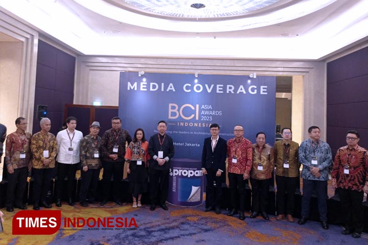 CEO Vasanta Group, Nicholas Hum (kedua dari kiri) bersama Top 10 Developers dan Top 10 Arsitek .(FOTO: Fahmi/TIMES Indonesia) 