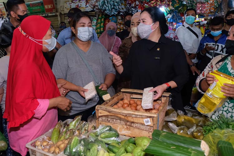Ketua DPR RI Puan Maharani menemui salah satu pedagang di pasar tradisional - (FOTO: dok DPR)
