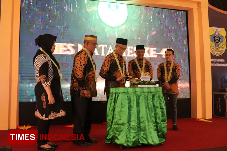 Penganugerahan malam Disdik Award 2023 yang dihadiri langsung Bupati Bondowoso dan Ketua DPRD setempat (FOTO: Moh Bahri/TIMES Indonesia)