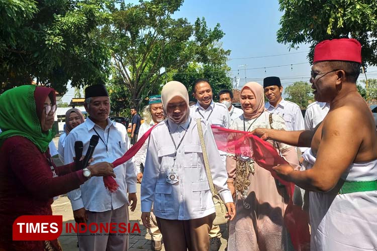 Cak Besut mengiringi Ketua DPC Gerindra Jombang Octadella Bilytha saat memasuki gedung KPU Jombang, Sabtu (13/5/2023). (FOTO: Rohmadi/TIMES Indonesia)