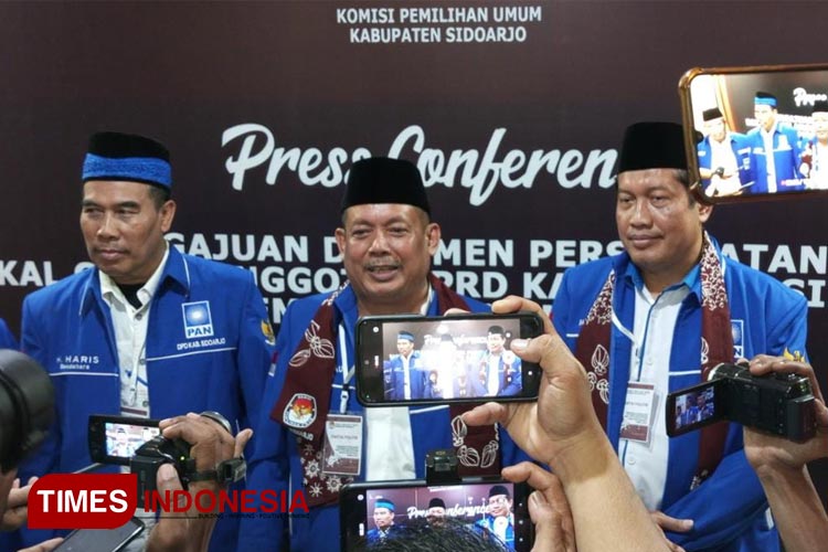 Diiringi Musik Rebana, Pengurus PAN Sidoarjo Kompak Kenakan Sarung Daftarkan Bacaleg Ke KPU 