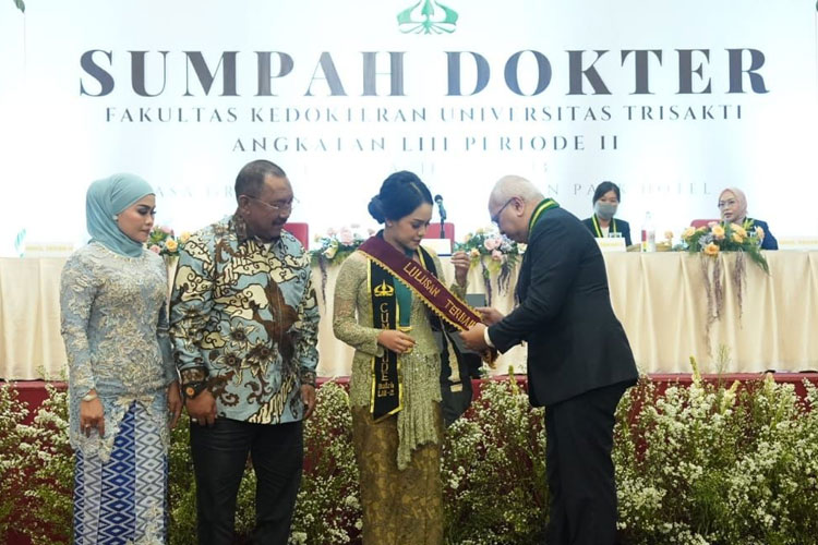 Putri PJ Bupati Bombana Raih Predikat Lulusan Terbaik FK Usakti