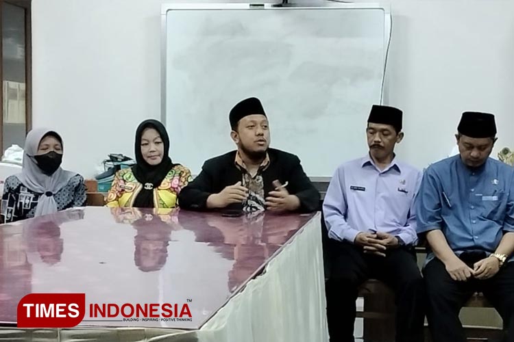 Kepala Sekolah SMAN 1 Tasikmalaya (berjas hitam) didampingi beberapa wakasek saat konferensi pers di Kampus SMAN 1 Tasikmalaya, Jalan RSU, Empangsari, Tawang, Kota Tasikmalaya, Jawa Barat, Jumat (12/5/2023). (FOTO: Harniwan Obech/TIMES Indonesia)