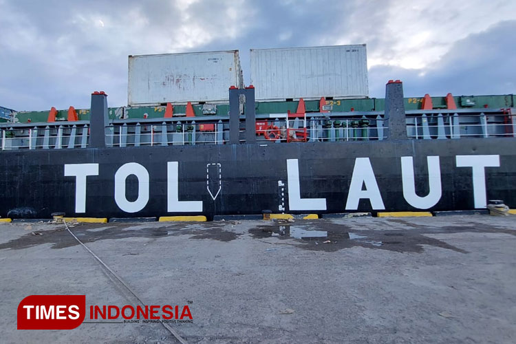 Tol Laut Logistik Nusantara 6 yang bersandar di Dermaga Imam Lastori, Daruba Ibukota Kabupaten Pulau Morotai. (Foto: Abdul H Husain/TIMES Indonesia).