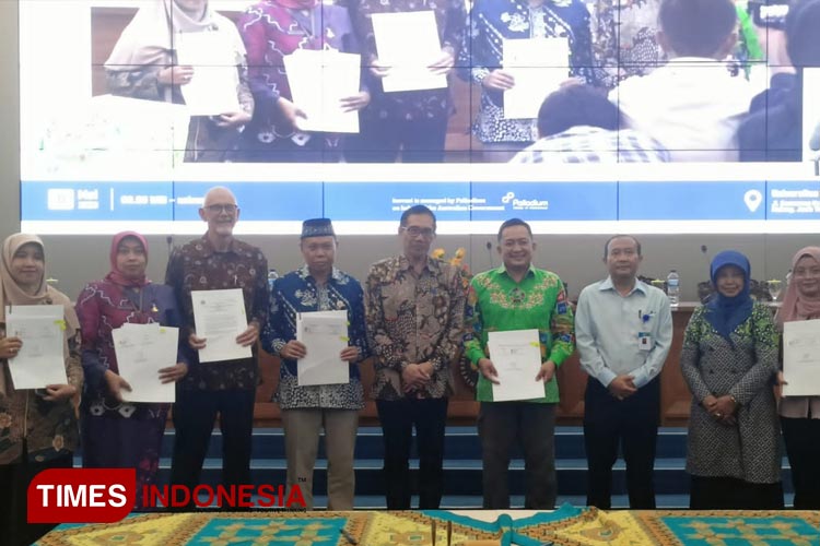 Penyerahan simbolis buku pegangan guru dan orang tua dalam acara launching buku pegangan pendidikan inklusif pada Kamis (11/05/2023). (Foto: Maghrubio Javanoti/TIMES Indonesia)