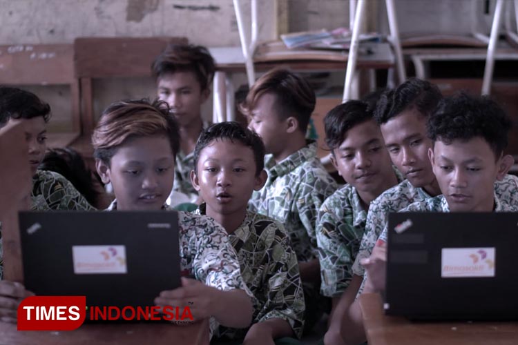 Yayasan Bimasakti Peduli Negeri Ajarkan IT di Sekolah Pelosok