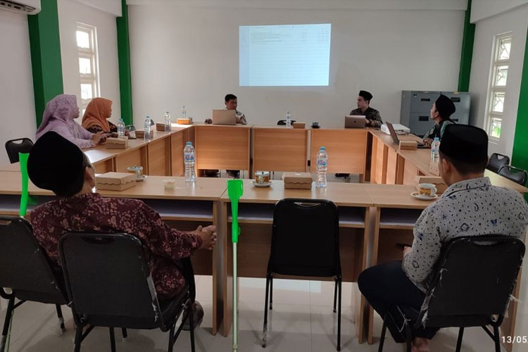 Prof Dr Abdul Muhid ketika memimpin FGD review kurikulum program studi Magister PAI Sekolah Pascasarjana Unisla di ruang rapat lantai 2 gedung Pascasarjana, Sabtu, (13/5/2023). Foto: Ja’far Shodiq (CR-161/AJP TIMESINDONESIA)