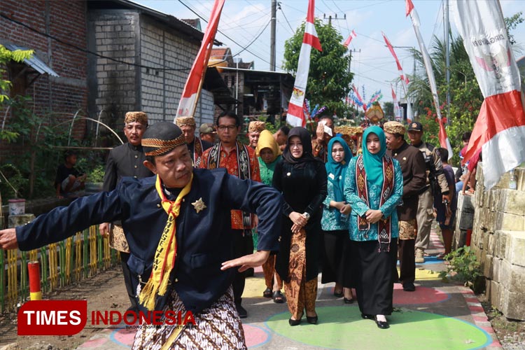 Bupati Mojokerto, Ikfina Fahmawati pada saat penyambutan penilaian lapangan Lomba BBGRM di Desa Cinandang, Dawarblandong. (FOTO: Dok. TIMES Indonesia)