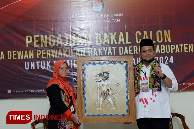 Ketua DPC PKB Pacitan Fibi Irawan menyerahkan replika wayang kulit Hanoman kepada Ketua KPU Pacitan Sulis Styorini usai pendaftaran Bacaleg. (FOTO: Yusuf Arifai/TIMES Indonesia) 