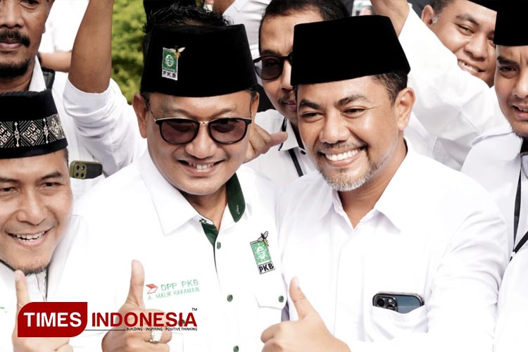 Gus Haris dan Mas Malik Berpelukan di Halaman KPU Kabupaten Probolinggo
