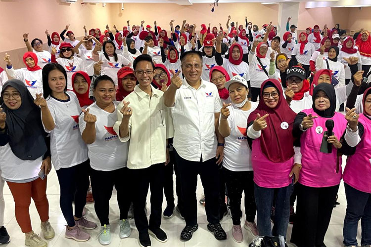 Ketua DPW, Mas Kiai dan Perindo Jatim Ajak 500 Emak&#45;emak Senam Persatuan Indonesia
