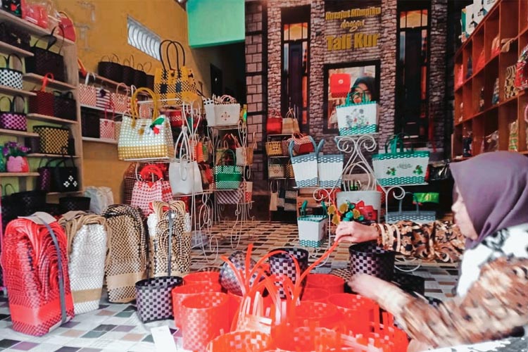 Produk Tas Tali Kur dan Tas Anyaman Plastik.
