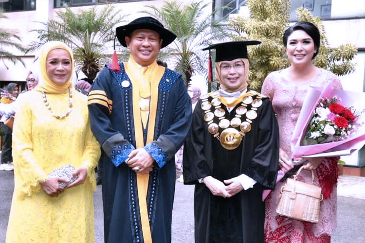 Ketua MPR RI Bambang Soesatyo usai diwisuda sebagai Doktor Ilmu Hukum Universitas Padjajaran Bandung, Senin (15/5/23). (FOTO: dok MPR RI)