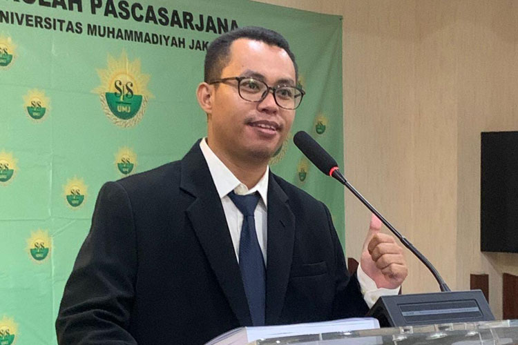 Esug, Anak Pulau Berhasil Raih Gelar Doktor di UMJ dengan Predikat Cumlaude