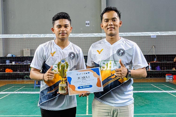 Fino Ahmadi, mahasiswa STIKes Husada Jombang saat menerima penghargaan atas juara 2 Badminton Ners Cup yang diadakan di Universitas Airlangga (UNAIR) Surabaya 13-14 Mei 2023 lalu. (FOTO: Dok. STIKes Husada Jombang for TIMES Indonesia)