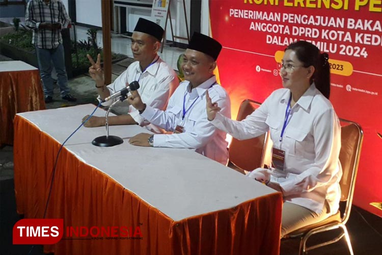 Ketua DPC Gerindra Kota Kediri Katino (tengah) usai memberikan keterangan terkait pendaftaran bacaleg (foto : yobby/Times Indonesia) 