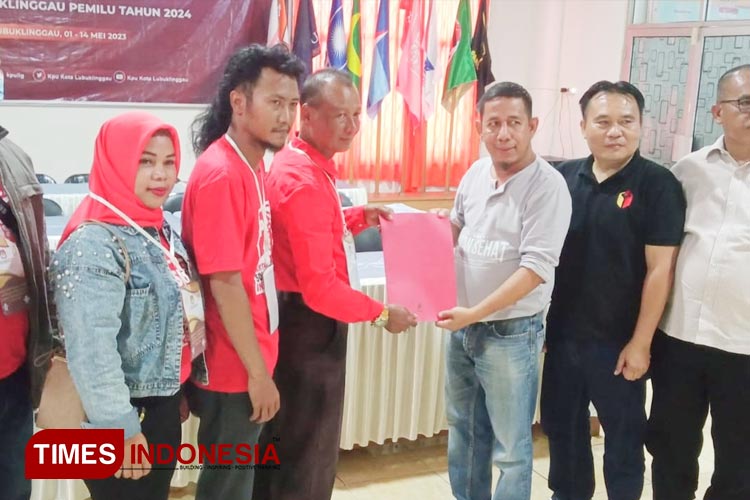Tampak Jajaran KPU Kota Lubuklinggau ketika menerima berkas Bacaleg DPRD PSI Lubuklinggau. (Foto : Dok TIMES Indonesia) 