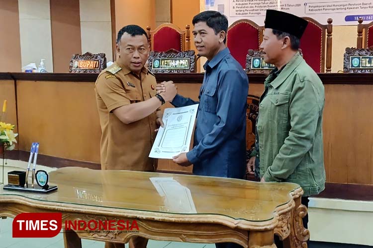 Ketua DPRD Ponorogo Sunarto serahkan rekomendasi LKPJ kepada Bupati Sugiri Sancoko. (Foto: Marhaban/TIMES Indonesia)