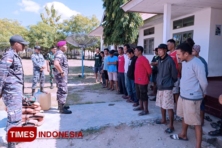 Komandan Posal Waingapu Letda Mar Rudy Hartono memberikan penjelasan kepada masyarakat nelayan saat sosialisasi alat keselamatan nelayan di laut, Senin (15/5/2023). (FOTO: Habibudin/TIMES Indonesia)