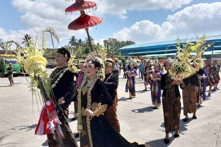 Pabrik Gula RMI Blitar Mulai Musim Giling, Ditandai dengan Tradisi Manten Tebu