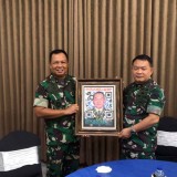 Kasad Jenderal Dudung Kagumi Lukisan QR Art Pemberian Pangdam Brawijaya 