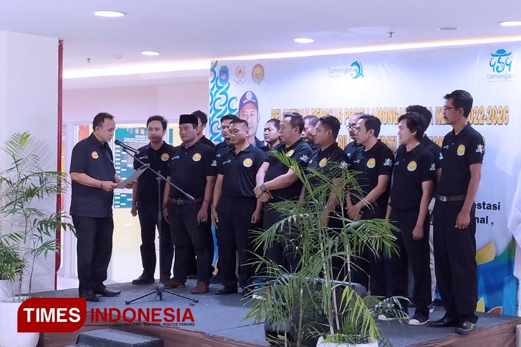 Ketua POBSI Jatim, Pujo Asmara Hadi, saat mengukuhkan Pengurus Kabupaten POBSI Lamongan, di Plaza Lamongan, Senin (15/5/2023). (MFA Rohmatillah/ FOTO: TIMES Indonesia)
