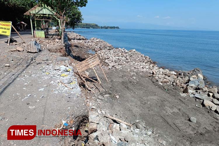 Sejumlah ruas jalan Pantura Situbondo di wilayah Wisata Bahari Pasir Putih dan sekitarnya mulai diperbaiki dengan alat berat. (Foto: Miftahorrahman/TIMES Indonesia)