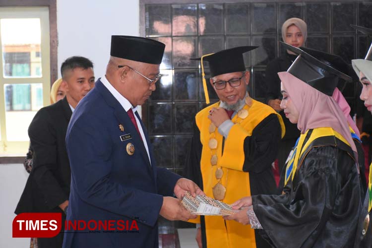 Wali Kota Tidore Kepulauan Capt Ali Ibrahim saat piagam penghargaan kepada wisudawan terbaik Universitas Nuku. (Foto: Harianti/TIMES Indonesia)