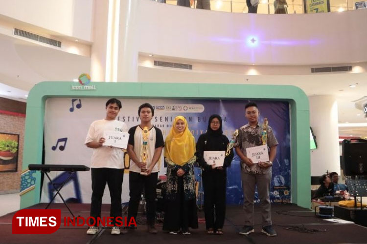 Rektor UMG, Nadhirotul Laily, SpSi, M.Psi Psikolog secara simbolis menyerahkan trophy dan hadiah langsung kepada para Juara. (FOTO: AJP TIMES Indonesia)
