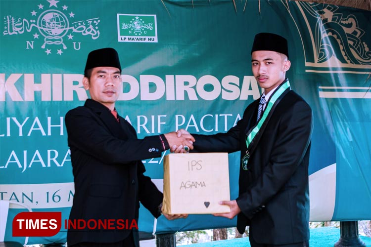 Kepala Ma Ma'arif Pacitan Arifin Hamid saat menyerahkan hadiah kepada siswa yang berprestasi. (FOTO: Rojihan/TIMES Indonesia)