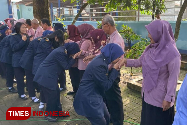Siswa SMK Brantas Sumberpucung mencium tangan Kepala SMK Brantas Sumberpucung Mintaasih Utami, Spd sebagai tanda cinta kasih dan permintaan maaf. (FOTO: AJP TIMES Indonesia)