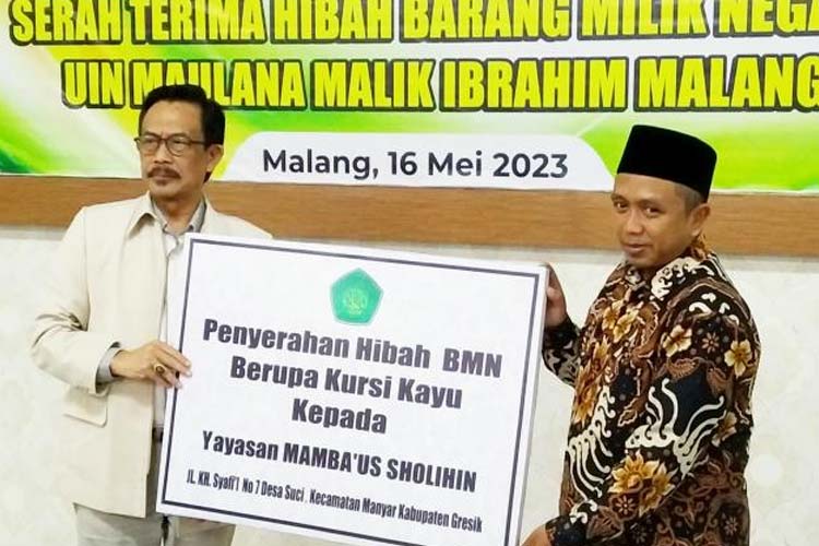Rektor UIN Maliki Malang Prof Dr. H.M. Zainuddin MA secara simbolis menyerahkan hibah kursi kepada Yayasan Mamba'us Solihin, Gresik. Selasa (16/5/2023). (Foto: Humas UIN Malang)