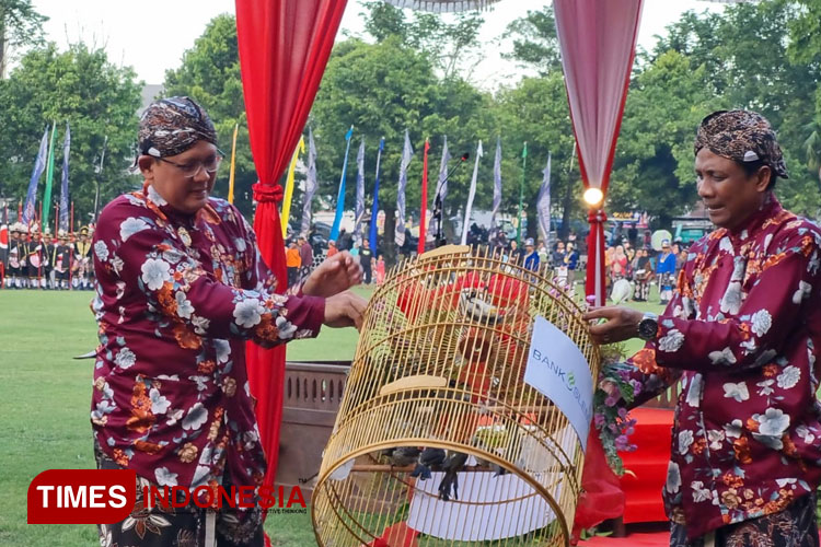 Suasana pelepasan burung saat upacara Peringatan HUT ke-107 Kabupaten Sleman. (FOTO: Fajar Rianto/TIMES Indonesia)