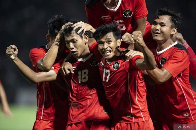 Pesepak bola Timnas Indonesia U-22 melakukan selebrasi usai mencetak gol ke gawang Timnas Kamboja saat pertandingan Grup A Sepak Bola SEA Games 2023 di National Olympic Stadium, Phnom Penh, Kamboja, Rabu (10/5/2023). (ANTARA FOTO/M Agung Rajasa)