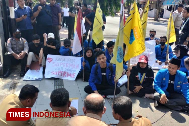 Diwarnai Aksi Bakar Ban Mahasiswa Unjuk Rasa di Depan Disnaker Blitar, Desak Pemkab Perhatikan Kesejahteraan Buruh