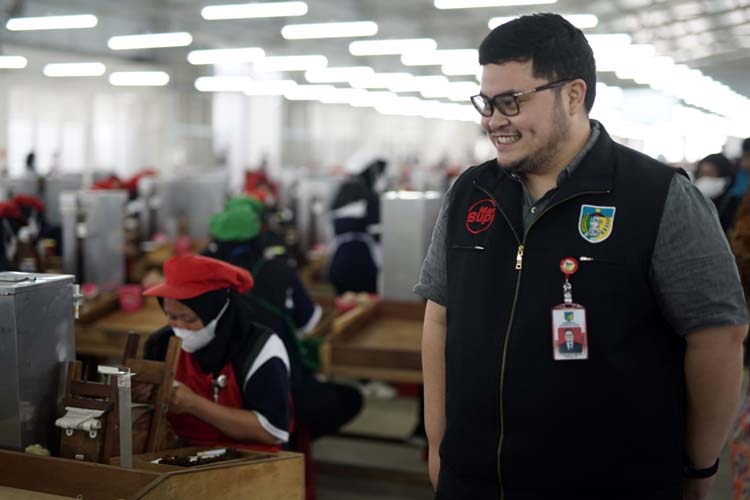 Kunjungi Pabrik SKT Bupati Kediri Selesaikan Permasalahan Pekerja