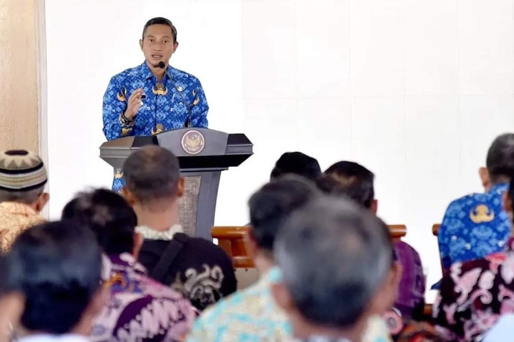 Bupati Pacitan Indrata Nur Bayuaji saat menyampaikan arahan tentang pupuk di pendapa. (Foto: Prokopim)