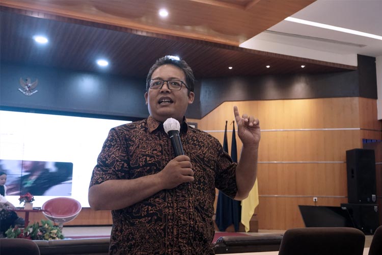 Eko Widianto saat membawakan materi dalam Workshop Kepenulisan Berita BEM FS UM 2023 (FOTO: Humas BEM FS UM)