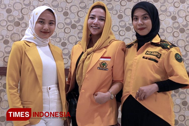 Dari kanan, Maolina Nurdin, Nur Indah Ria Herliani dan Mentari Permata Suci anggota AMPG bacaleg Golkar Sidoarjo. (FOTO: Rudi Mulya/TIMES Indonesia)