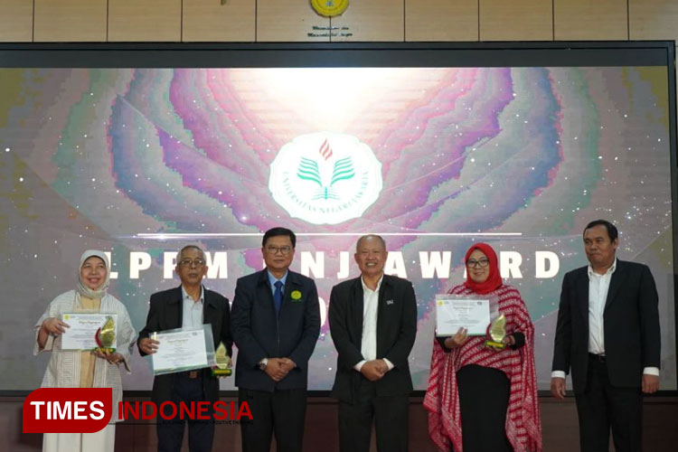 Pimpinan UNJ bersama Penerima LPPM Award 2023. (FOTO: AJP TIMES Indonesia)